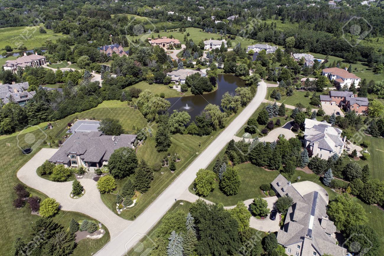 https://previews.123rf.com/images/lmphot/lmphot1712/lmphot171200038/91324401-aerial-view-of-a-luxury-neighborhood-with-mature-trees-and-a-pond-in-a-chicago-suburban-neighborhood.jpg
