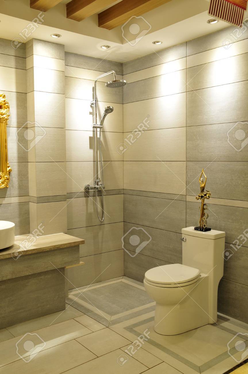 Aseo Y Cuarto De Baño Con Ducha De Lluvia Fotos, Retratos, Imágenes ... Aseo Y Cuarto De Baño Con Ducha De Lluvia Fotos, Retratos, Imágenes ...