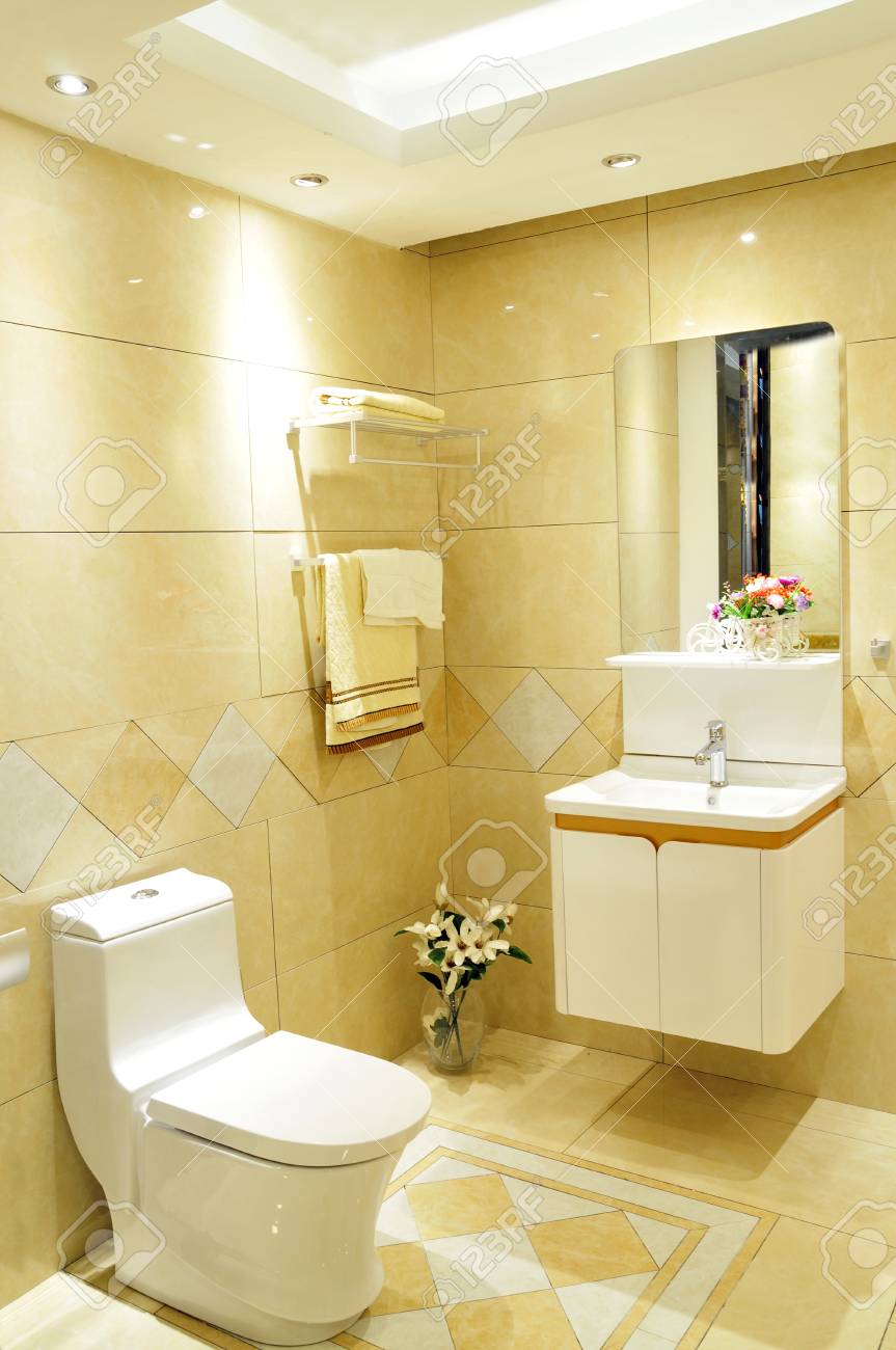 Aseo Y Cuarto De Baño Con Ducha De Lluvia Fotos, Retratos, Imágenes ... Aseo Y Cuarto De Baño Con Ducha De Lluvia Fotos, Retratos, Imágenes ...