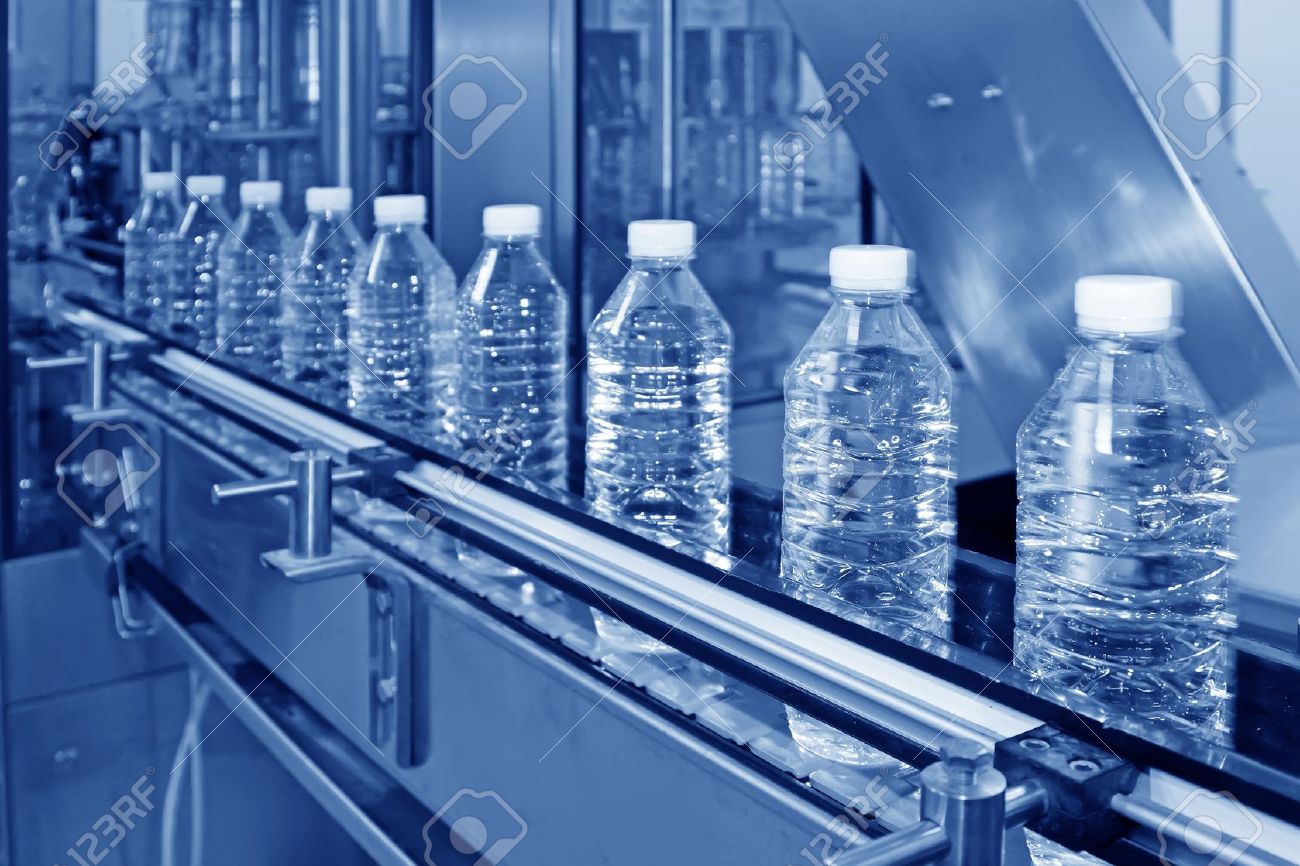 https://previews.123rf.com/images/lnzyx/lnzyx1308/lnzyx130800327/21260155-bottled-mineral-water-production-line-in-a-factory.jpg