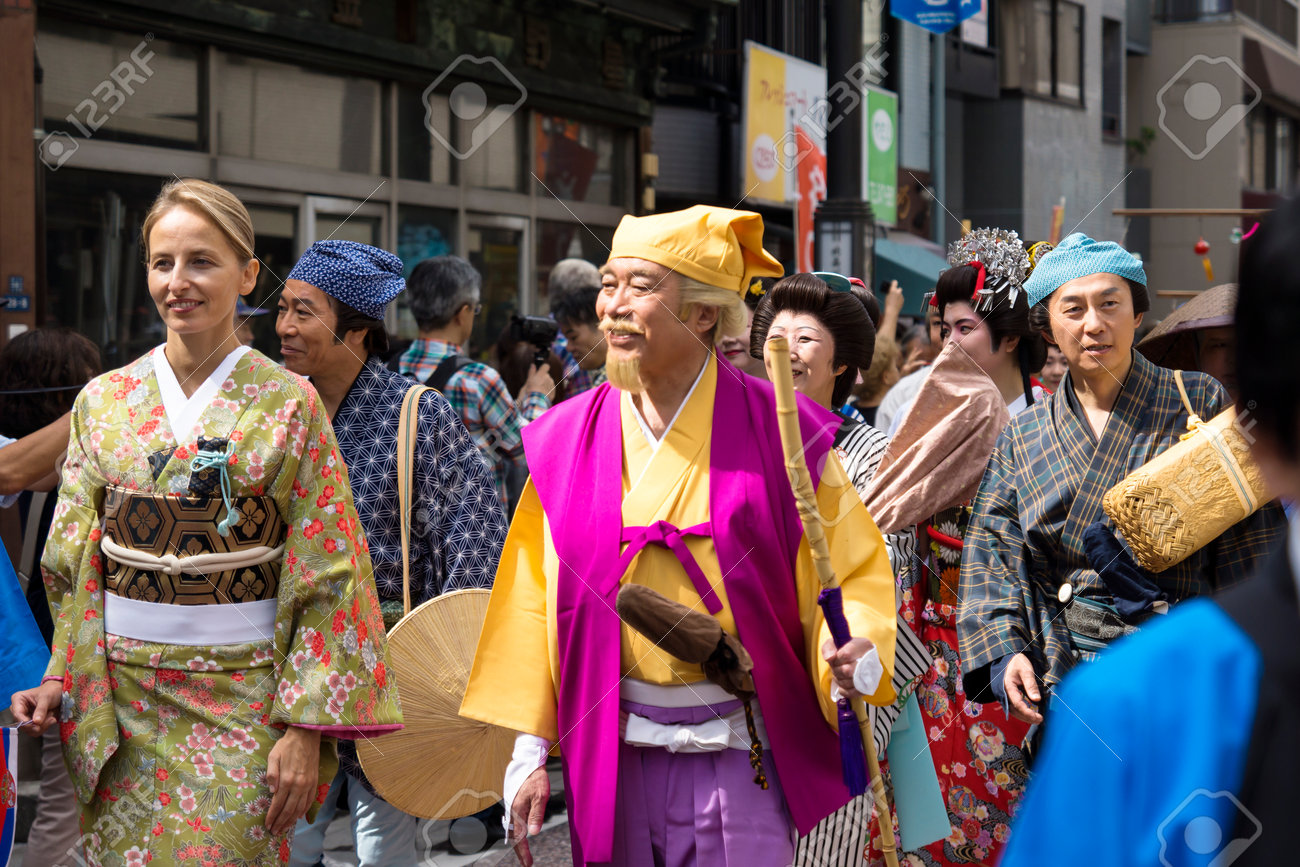 品川宿場祭りのパレードで伝統的な江戸服に 17 年 9 月 24 日 東京都 国際的な参加 の写真素材 画像素材 Image