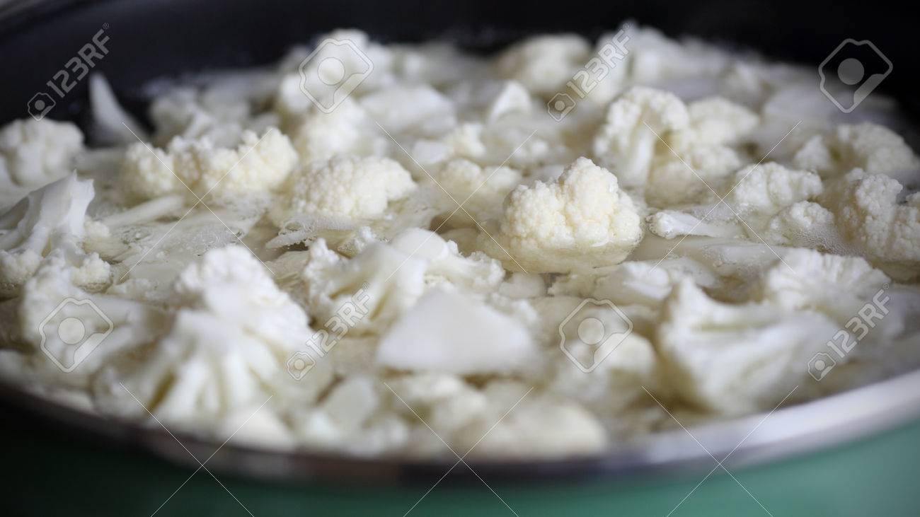 Details D Un Chou Fleur Dans Une Casserole D Eau Bouillante Pour La Cuisson Banque D Images Et Photos Libres De Droits Image 24732172