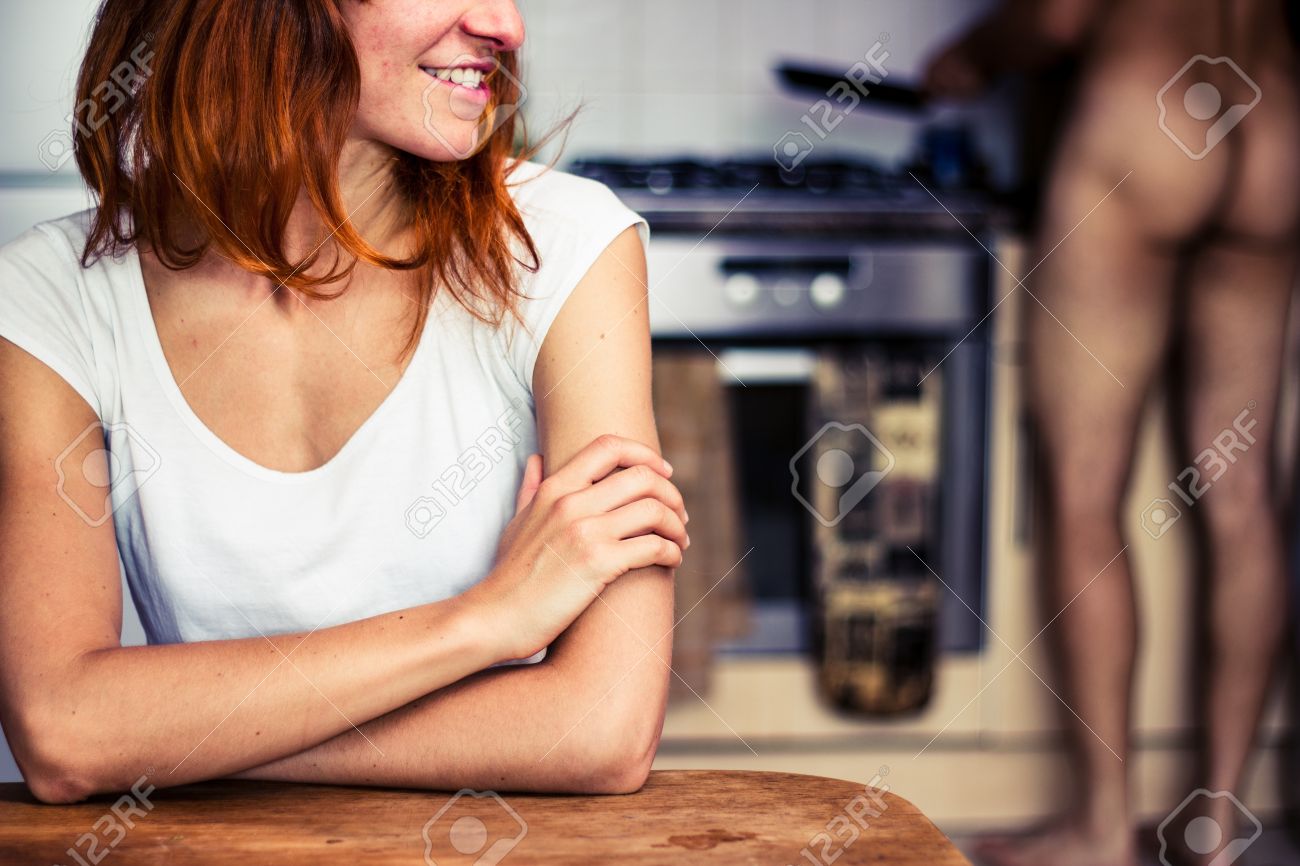 Nackt In Der Küche Kocht Es Sich Besonders Lecker Nackt In Der Küche Kocht Es Sich Besonders Lecker