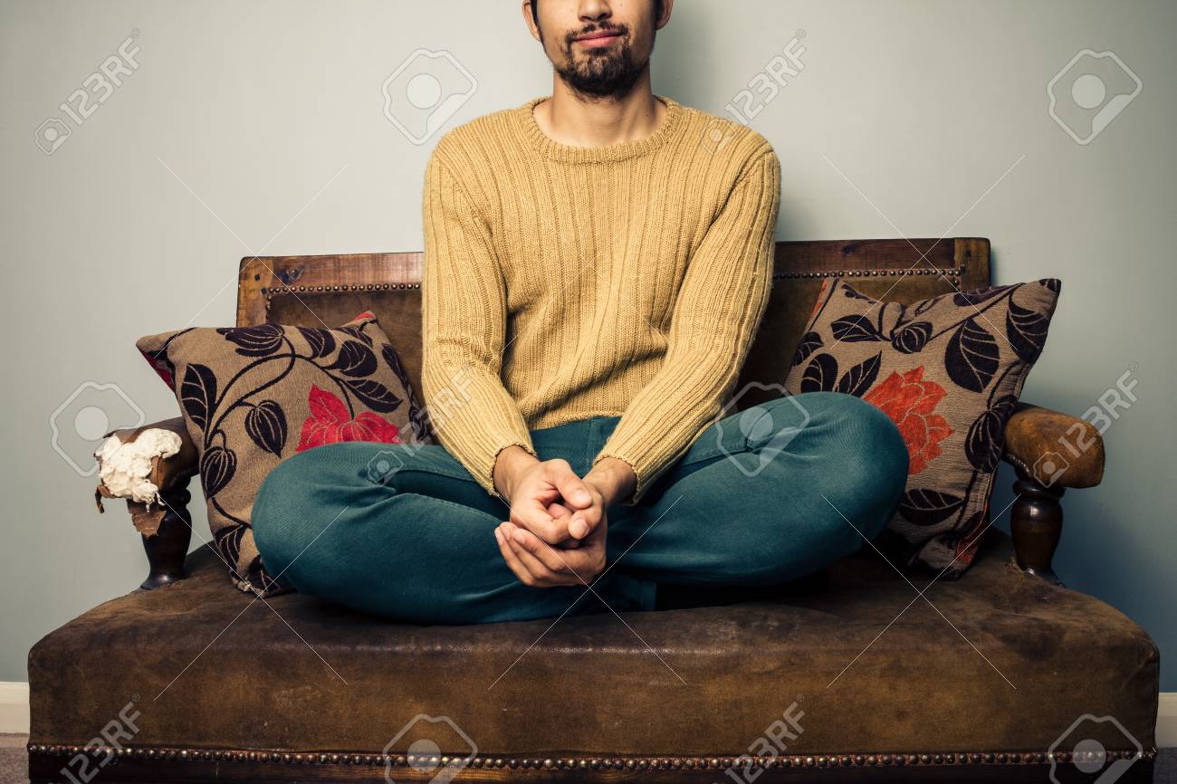 若い男はリラックスしたポーズで 古いソファに座っています の写真素材 画像素材 Image 若い男はリラックスしたポーズで 古いソファに座っています の写真素材 画像素材 Image