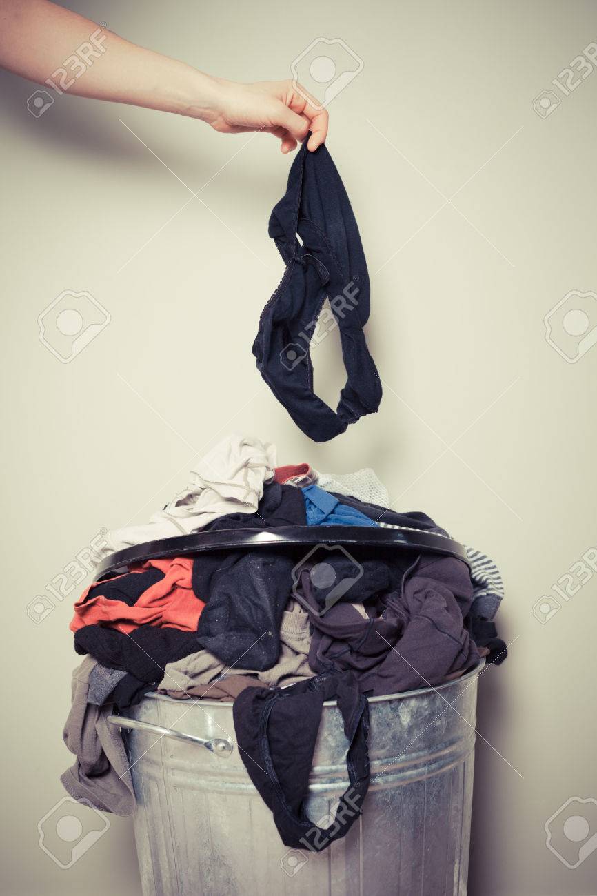 若い女性は彼女の洗濯物を自宅を並べ替え の写真素材 画像素材 Image 若い女性は彼女の洗濯物を自宅を並べ替え の写真素材 画像素材 Image