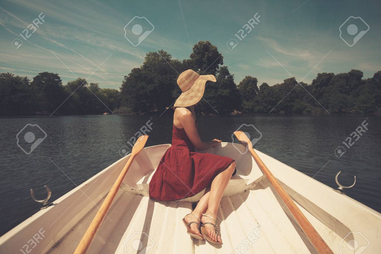 若い女性は手漕ぎボートに座っていると 湖を見ています の写真素材 画像素材 Image 29284558