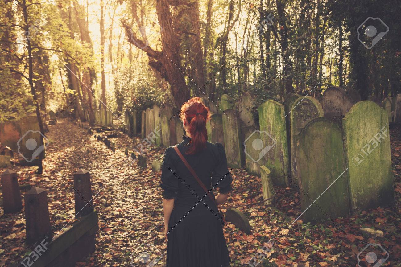 Una Joven Mujer Está Caminando Entre Las Lápidas En Un Cementerio Fotos, Retratos, Imágenes Y Fotografía De Archivo Libres De Derecho. Image 33286792.