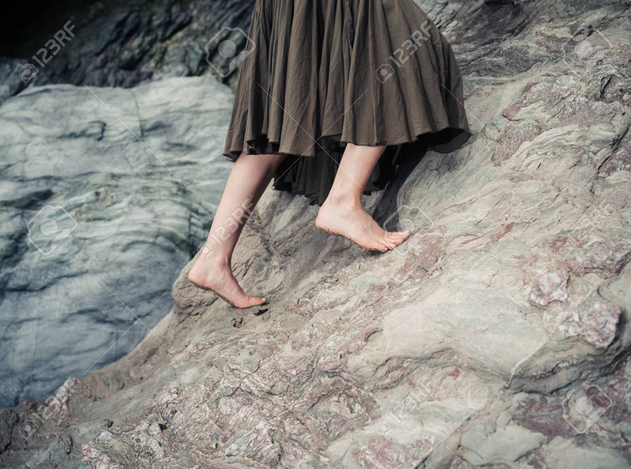 として若い女性の素足彼女は 岩肌を登っています の写真素材 画像素材 Image