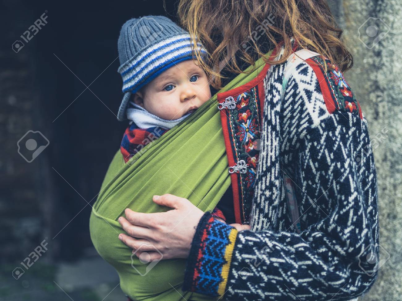 Une Jeune Mere Avec Son Bebe Dans Une Echarpe De Support Est Debout A L Exterieur D Un Batiment Historique Banque D Images Et Photos Libres De Droits Image