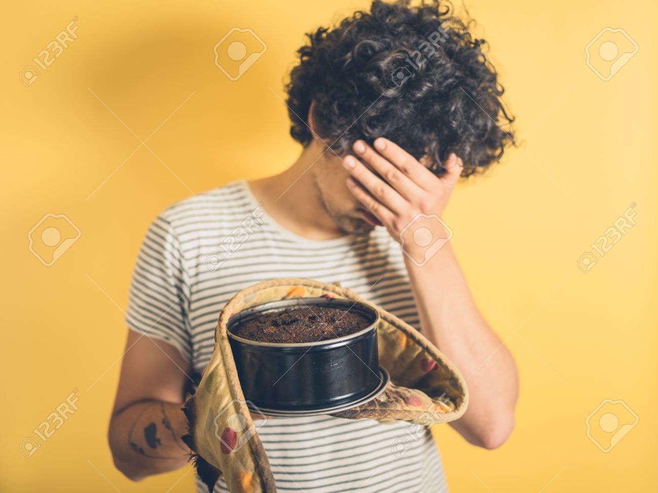 Un Jeune Homme En Colere Tient Un Gateau Brule Banque D Images Et Photos Libres De Droits Image Un Jeune Homme En Colere Tient Un Gateau Brule Banque D Images Et Photos Libres De Droits Image