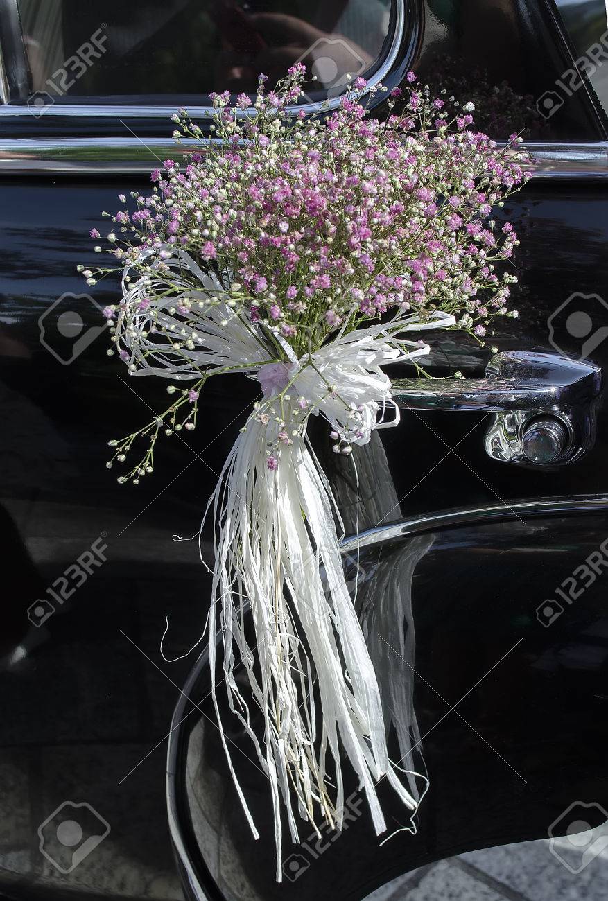 Decoracion De La Boda En El Coche De Los Novios Recien Casados Fotos Retratos Imagenes Y Fotografia De Archivo Libres De Derecho Image 23324820