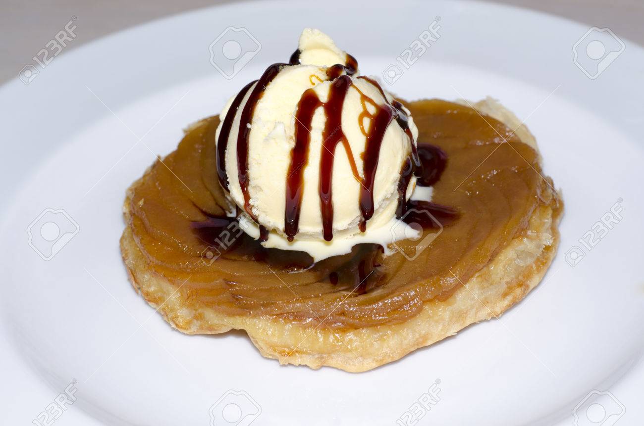 Feuilletee Tarte Aux Pommes Avec Glace Vanille Et De Caramel