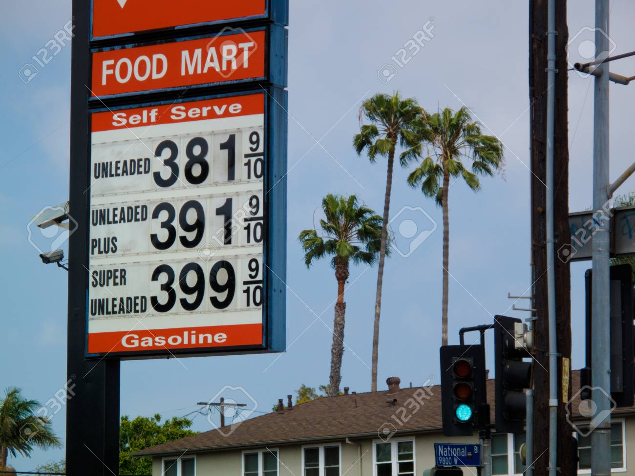 ロサンゼルス カリフォルニア州でのジェネリックの安いガソリン スタンドで高価格 の写真素材 画像素材 Image ロサンゼルス カリフォルニア州でのジェネリックの安いガソリン スタンドで高価格 の写真素材 画像素材 Image