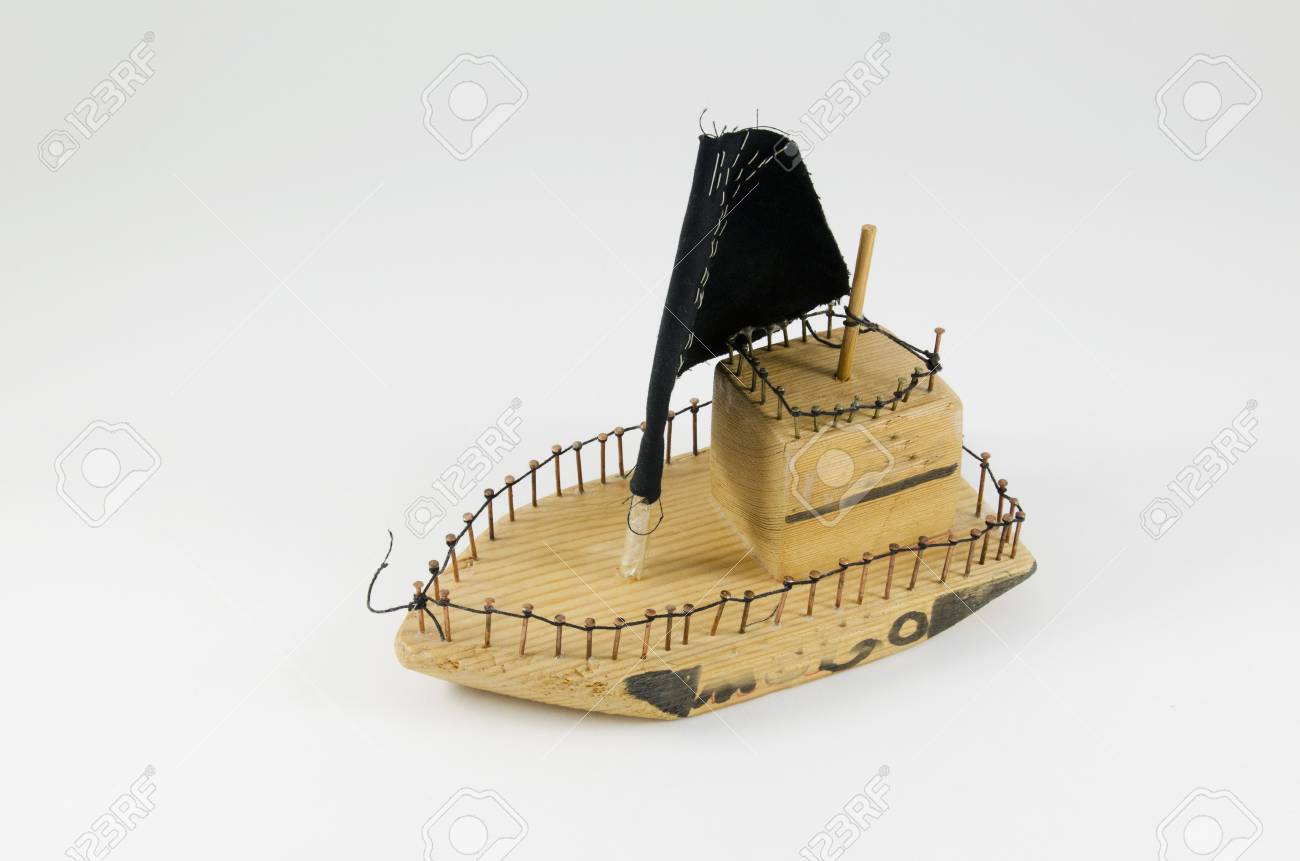 白で隔離木で作られたおもちゃの小さなボート の写真素材 画像素材 Image