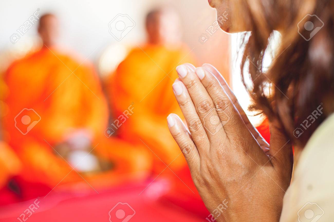 モンクの背景を持つ宗教的な儀式祈りを捧げる女性 の写真素材 画像素材 Image モンクの背景を持つ宗教的な儀式祈りを捧げる女性 の写真素材 画像素材 Image