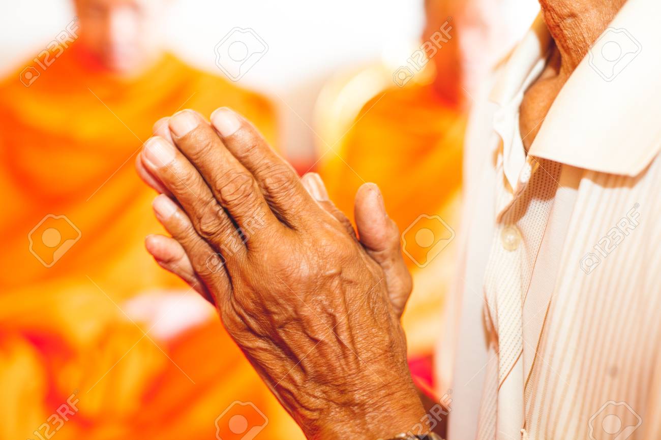 宗教的な儀式祈りを捧げる男 の写真素材 画像素材 Image