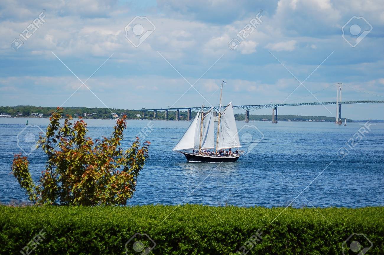 ロードアイランド州ニューポート橋近くの湾でのセーリング ボート の写真素材 画像素材 Image