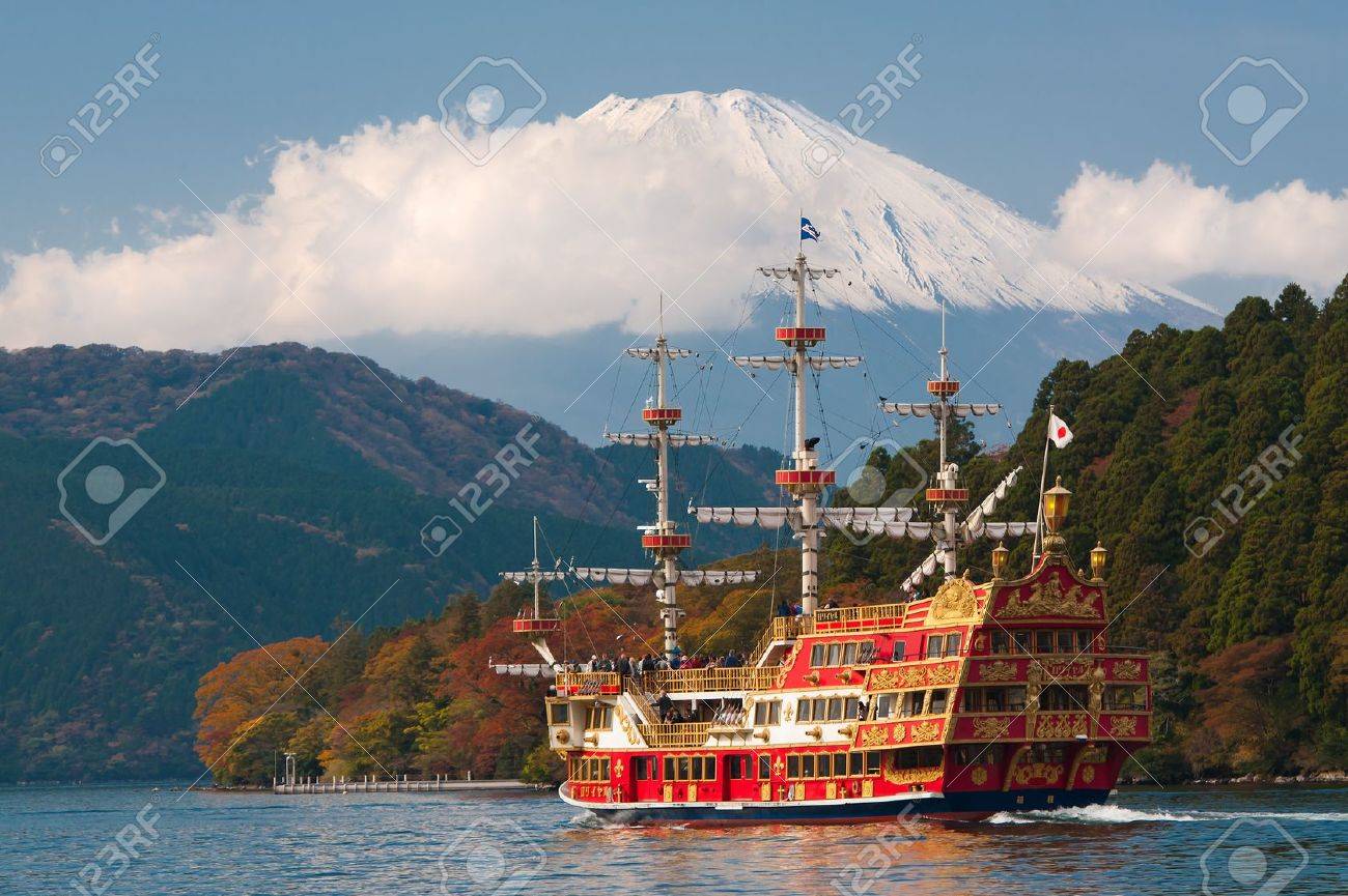富士山 日本 11 月 07 富士の山と芦ノ湖を表示 12 年 11 月 7 日に箱根海賊船は往復湖船の上で地元の観光のための非常に人気のアトラクション の写真素材 画像素材 Image