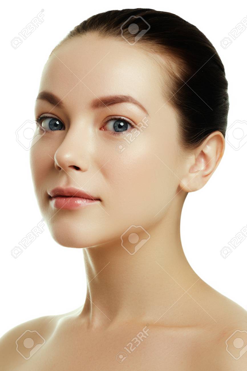 若い白人女性の美しい顔 健康な皮膚の女性美の顔の肖像画 カメラ目線の美しい若い女性の肖像画 白い背景に分離 の写真素材 画像素材 Image 若い白人女性の美しい顔 健康な皮膚の女性美の顔の肖像画 カメラ目線の美しい若い女性の肖像画 白い背景に分離 の写真素材 画像素材 Image