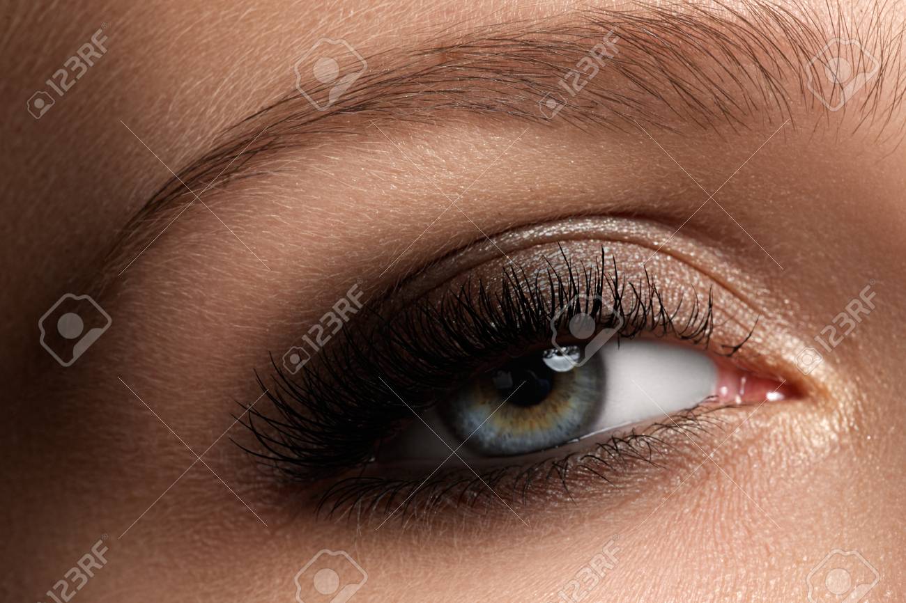 Elegancia Close Up De Olhos Femininos Com Classico Escuro Marrom Maquiagem Esfumacada Tiro Macro Da Parte Da Face Da Mulher Beleza Cosmeticos E Maquiagem Tiro Macro Do Olho Bonito Da Mulher Com Pestanas