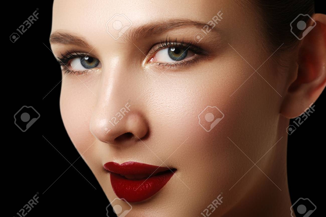 美しいファッション女性モデルの顔ポートレート赤い口紅 明るいメイク グラマー ガール 美容女性 完璧なスキンケアとメイクアップ 赤い唇 の写真素材 画像素材 Image