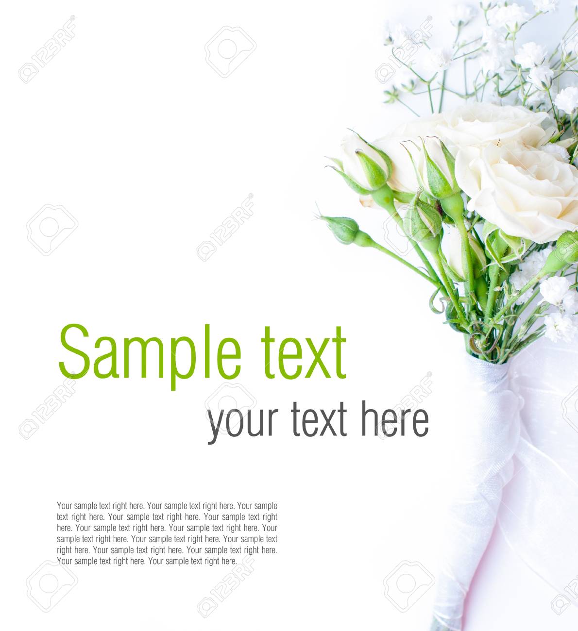 白バラとカスミソウ白チュール 準備ができてテンプレート上の小さな花束 の写真素材 画像素材 Image