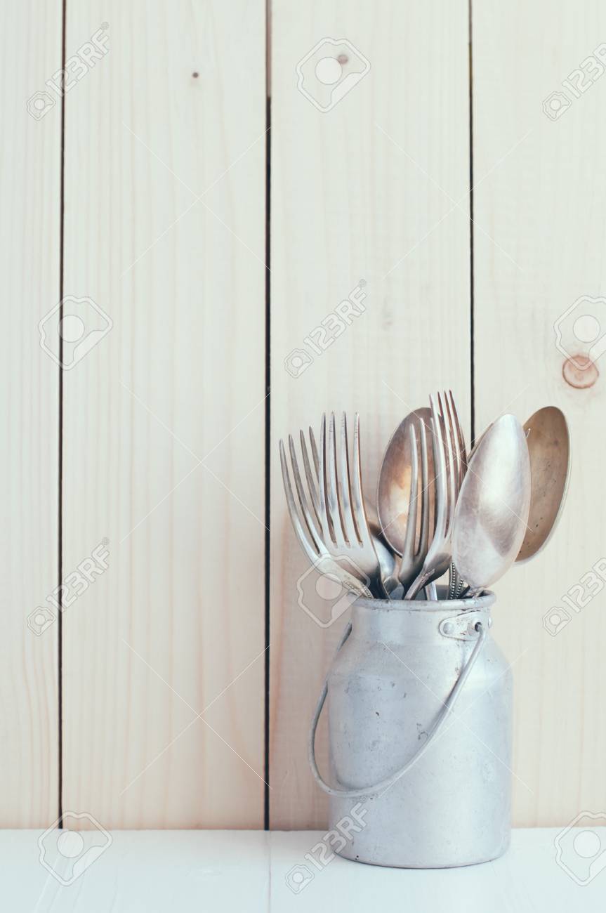 Home Kuche Dekor Vintage Besteck Loffel Und Gabeln In Zink Kann Auf Einem Holzbrett Hintergrund Gemutlichen Einrichtung Im Retro Stil Weiche Pastellfarben Lizenzfreie Fotos Bilder Und Stock Fotografie Image 28080844