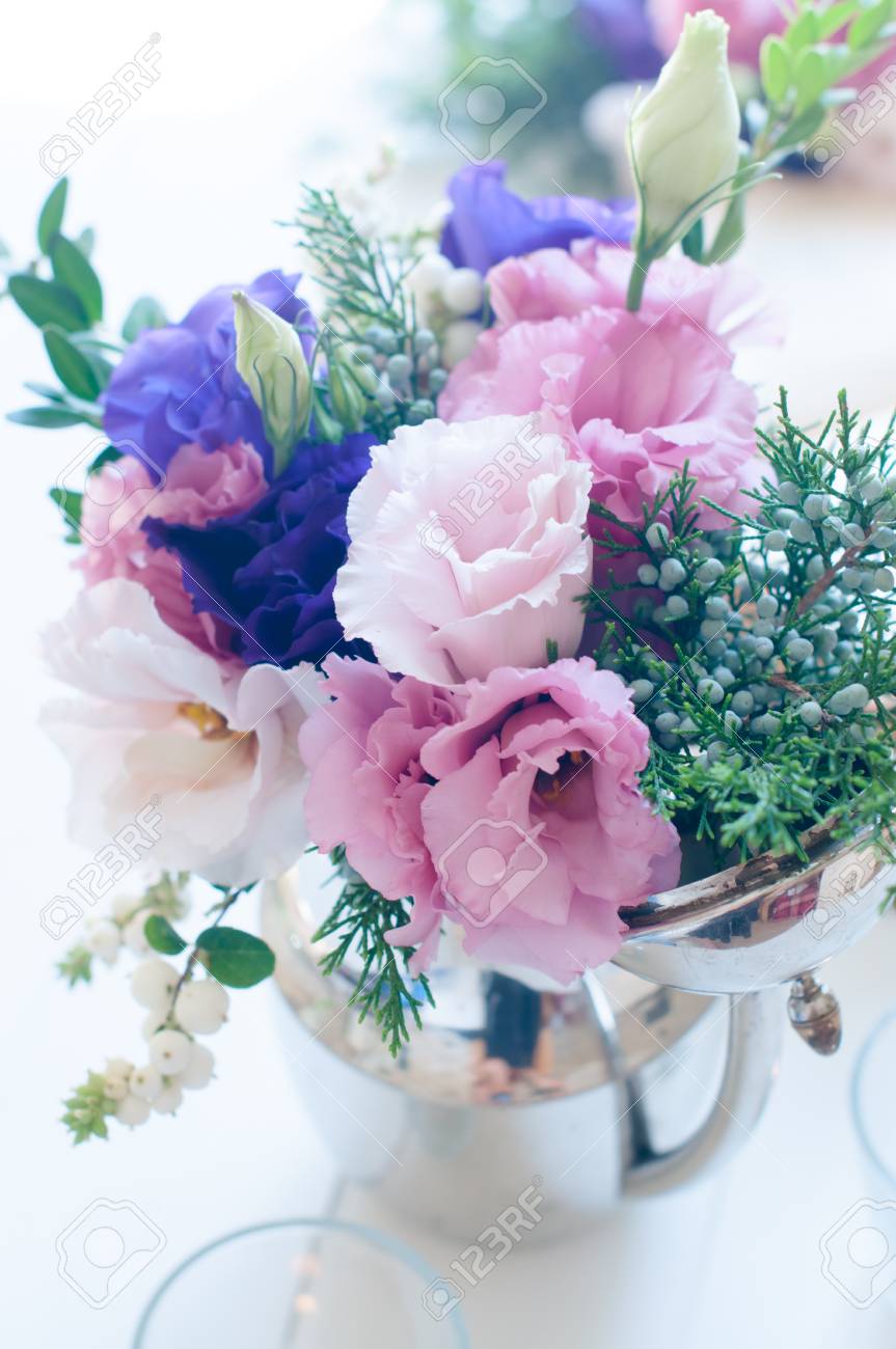 アンティーク コーヒー ポット ビンテージ スタイル 休日や結婚式花飾りに紫とピンクの Eustomas の夏の花束 の写真素材 画像素材 Image
