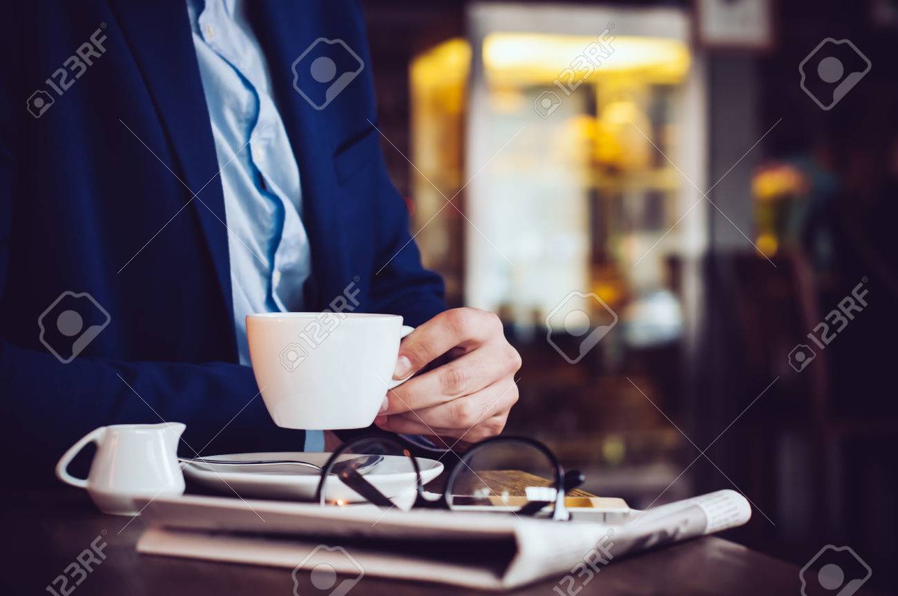 一杯のコーヒー 老眼鏡 新聞 テーブルでカフェでスマート フォンと青いジャケットのビジネスマン クローズ アップ の写真素材 画像素材 Image 一杯のコーヒー 老眼鏡 新聞 テーブルでカフェでスマート フォンと青いジャケットのビジネスマン クローズ アップ の写真素材 画像素材 Image