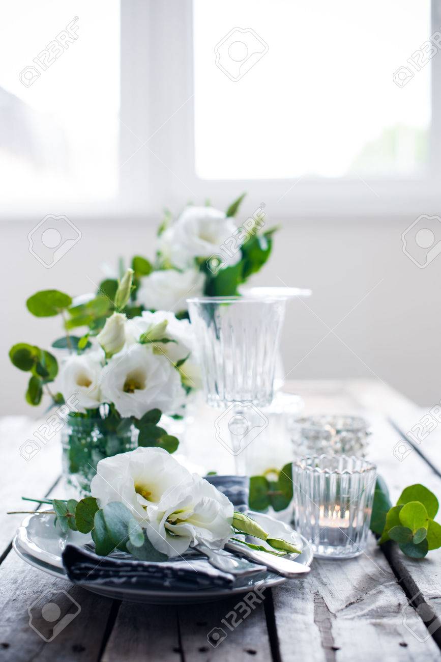 Tabelleneinstellung Mit Weissen Blumen Kerzen Und Glaser Auf Alten Vintage Rustikalen Holztisch Weinlese Hochzeit Im Sommer Tischdekoration Lizenzfreie Fotos Bilder Und Stock Fotografie Image 41691675