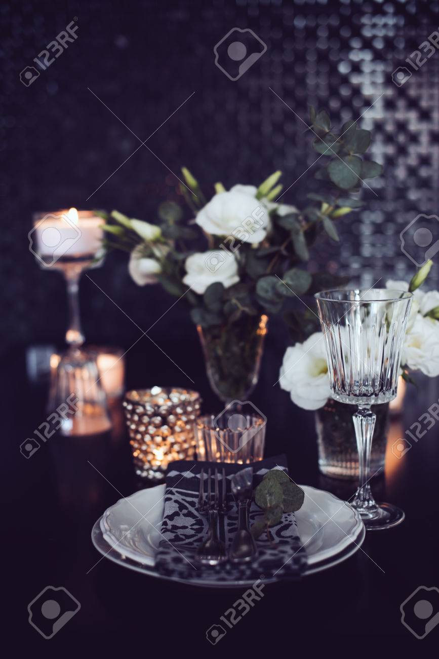 Luxury Festlich Gedeckten Tisch Mit Kerzen Blumen Glaser Und Besteck Tischdekoration Fur Ein Romantisches Abendessen Lizenzfreie Fotos Bilder Und Stock Fotografie Image 41744433