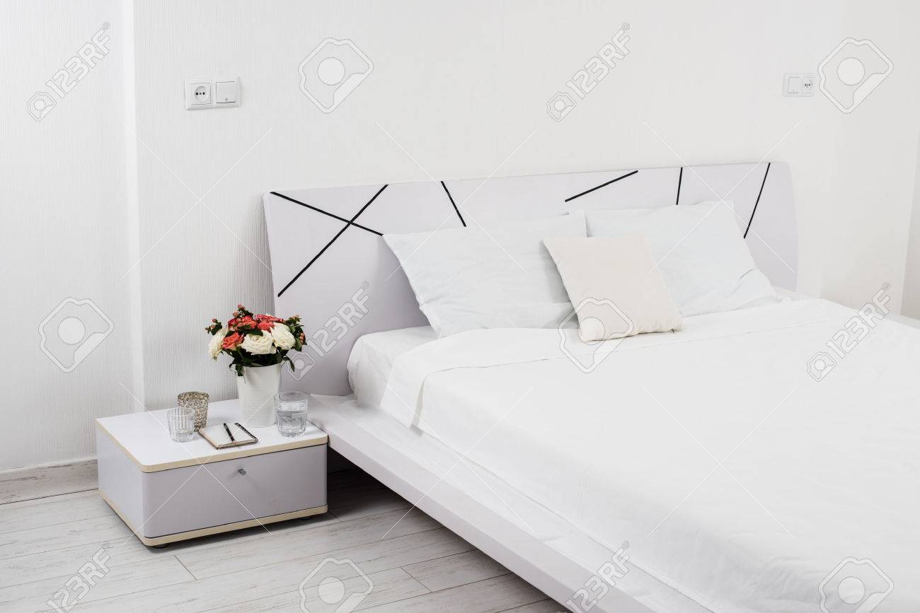 ホテルの部屋でベッドの上の新しいリネン白い寝室のインテリア の写真素材 画像素材 Image