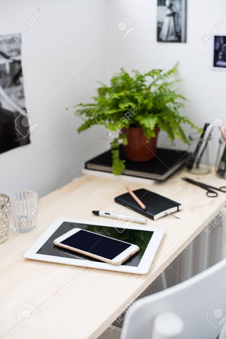 modernes bürozubehör helle und moderne loftstil büro schreibtisch mit bürozubehör digitale geräte tablet und moderne mit bürozubehör modernes bürozubehör helle und moderne loftstil büro schreibtisch mit bürozubehör digitale geräte tablet und moderne mit bürozubehör