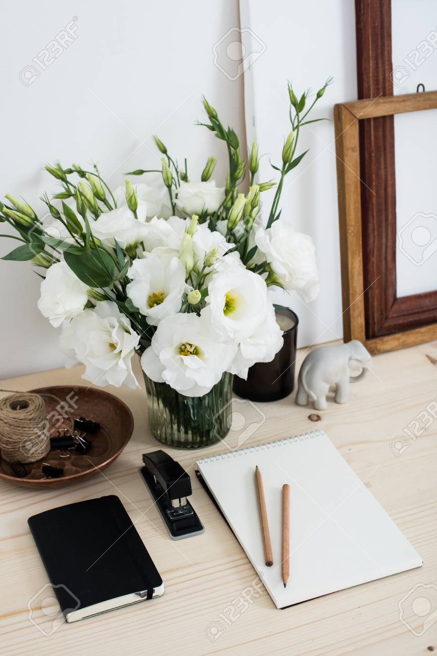 花 アート フレーム メモ帳 ホーム オフィス インテリア クローズ アップで白い現代的なフェミニンなワークデスク の写真素材 画像素材 Image