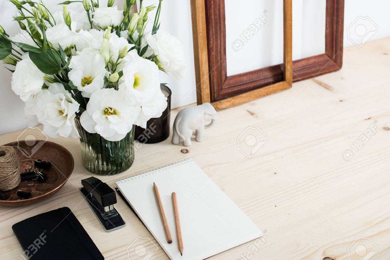 zeitgenössische home office schreibtische und stuhl weiß zeitgenössischen weiblichen schreibtisch mit blumen kunstrahmen und notizblock homeofficeinnenraum zeitgenössischen weiblichen mit blumen zeitgenössische home office schreibtische und stuhl weiß zeitgenössischen weiblichen schreibtisch mit blumen kunstrahmen und notizblock homeofficeinnenraum zeitgenössischen weiblichen mit blumen