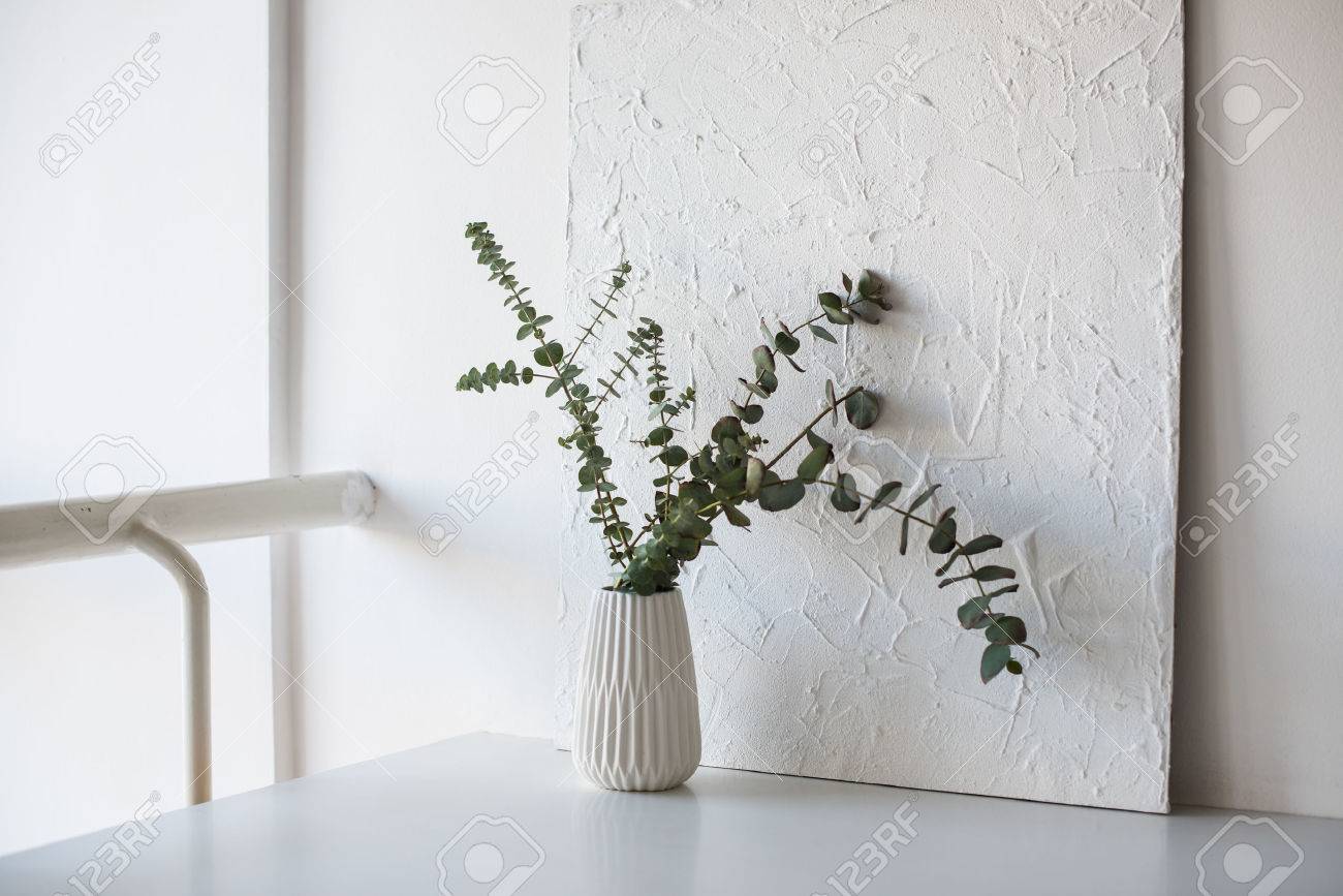 白い部屋のテーブルの上に花瓶の枝 の写真素材 画像素材 Image