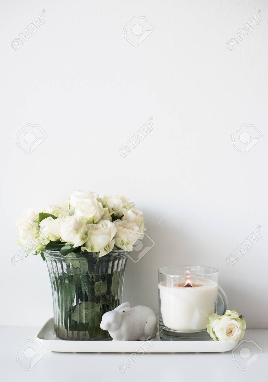 燃える手作りのキャンドルとブークの白い部屋のインテリア の写真素材 画像素材 Image
