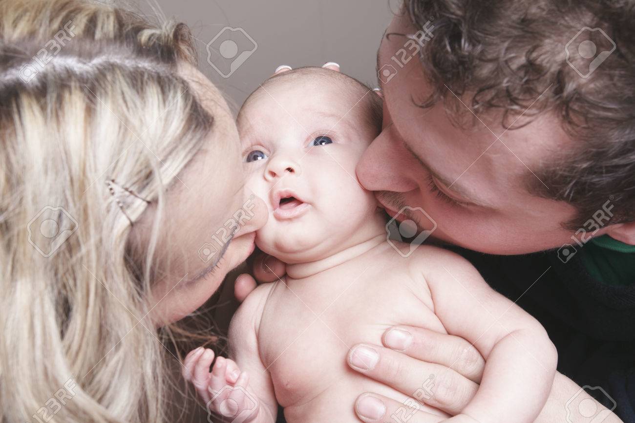 Un Beau Couple Avec Bebe Sur Le Lit Banque D Images Et Photos Libres De Droits Image
