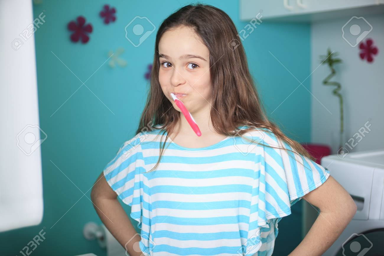 Ein Teenager Madchen Putzen Ihre Zahne Uber Einen Blauen Hintergrund Zimmer Lizenzfreie Fotos Bilder Und Stock Fotografie Image 43356664