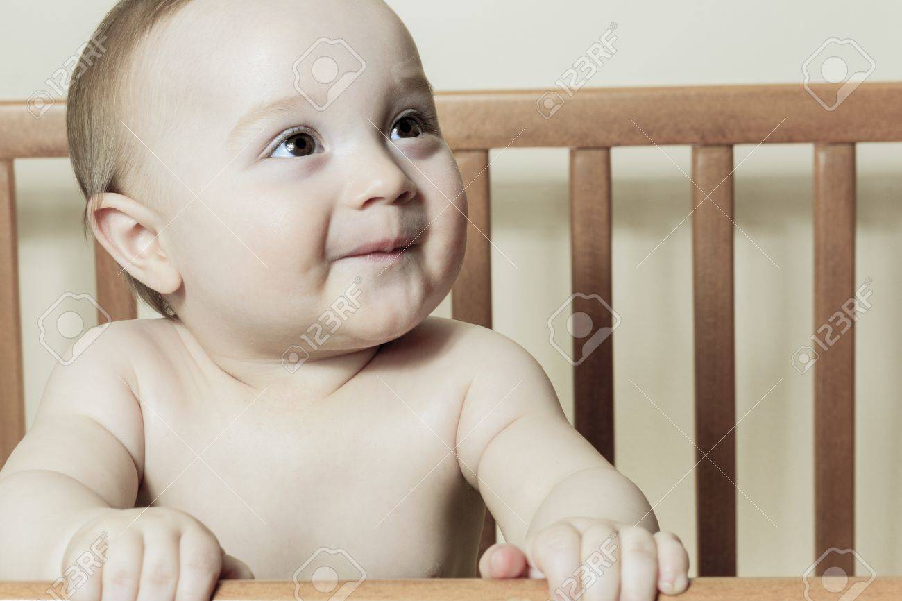 Un Petit Bebe Drole Avec Belle Debout Dans Un Berceau Rond Blanc Banque D Images Et Photos Libres De Droits Image