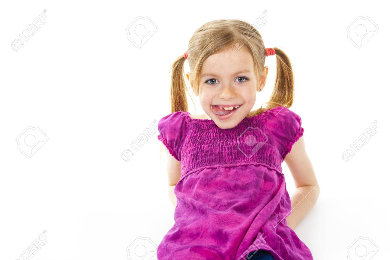 Ein Schones Madchen Kind Tragt Einen Rosa Kleiden Und Sitzen Auf Dem Boden Uber Einem Weissen Hintergrund Lizenzfreie Fotos Bilder Und Stock Fotografie Image 49749317