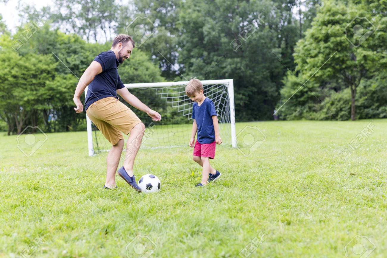 Ein Vater Mit Sohn Fussball Spielen Auf Fussballplatz Lizenzfreie Fotos Bilder Und Stock Fotografie Image 85118186