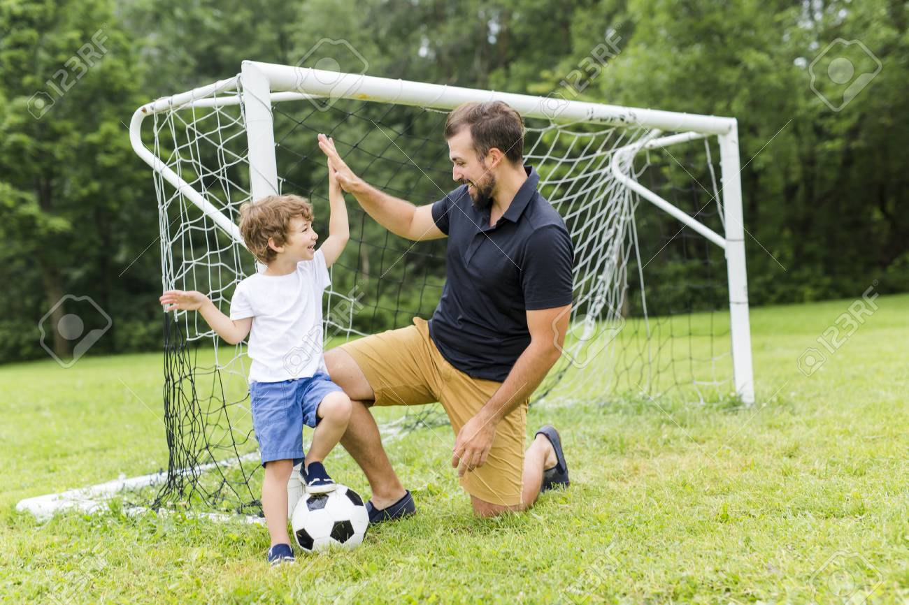 Vater Mit Sohn Fussball Spielen Auf Fussballplatz Lizenzfreie Fotos Bilder Und Stock Fotografie Image 85213592