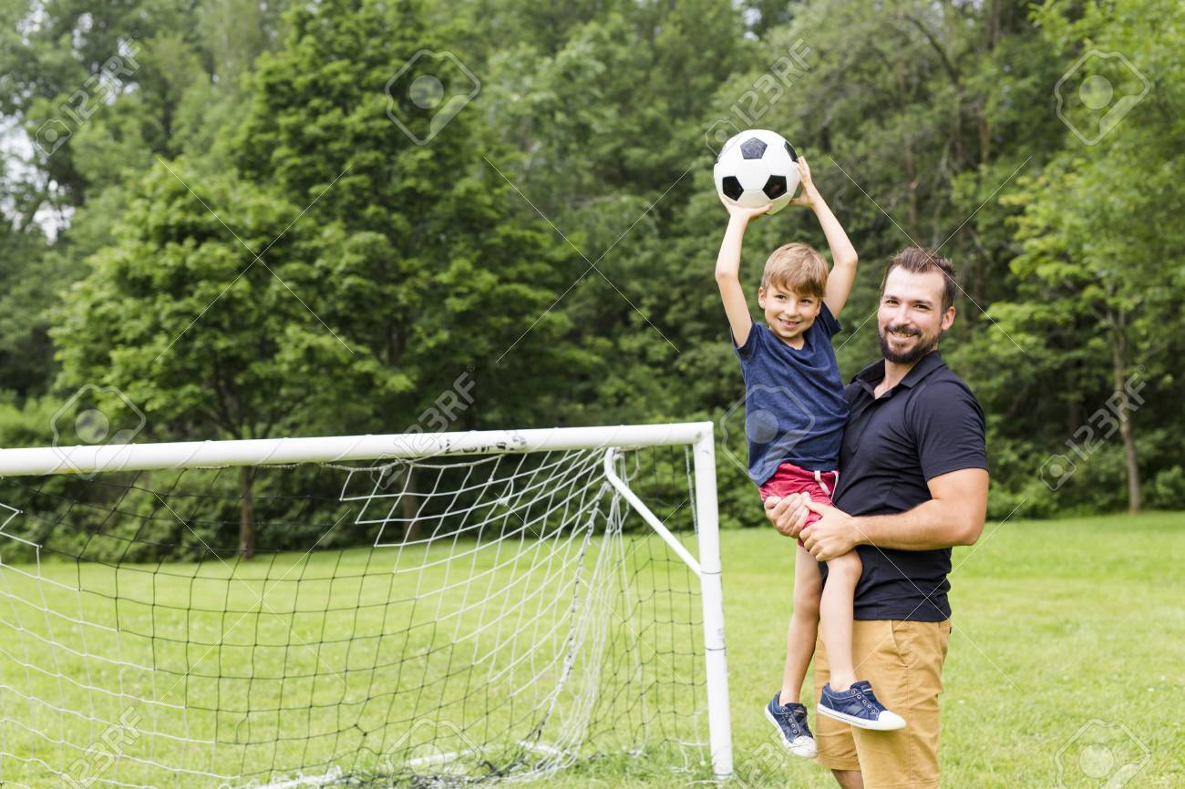 Ein Vater Mit Sohn Fussball Spielen Auf Fussballplatz Lizenzfreie Fotos Bilder Und Stock Fotografie Image 85179069