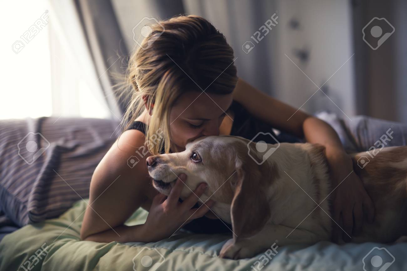 Femme Avec Son Chien Dans Le Lit À La Maison Banque DImages et Photos  Libres De Droits. Image 85395208