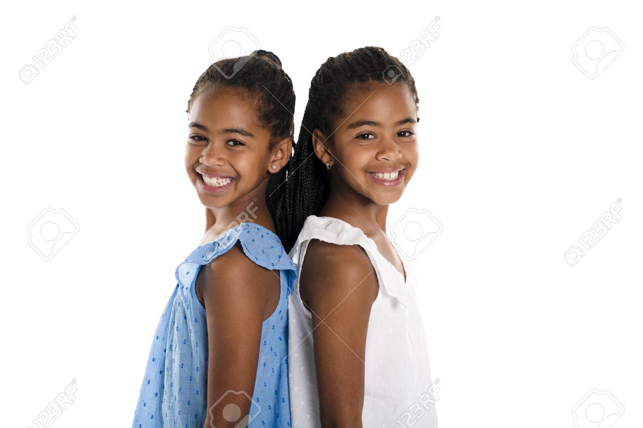 スタジオの白の背景に2つの愛らしいアフリカの双子の女の子 の写真素材 画像素材 Image