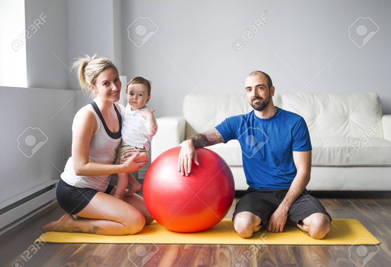 Famille Sportive Est Engagee Dans La Forme Physique Et Le Yoga Avec Un Bebe A La Maison Banque D Images Et Photos Libres De Droits Image