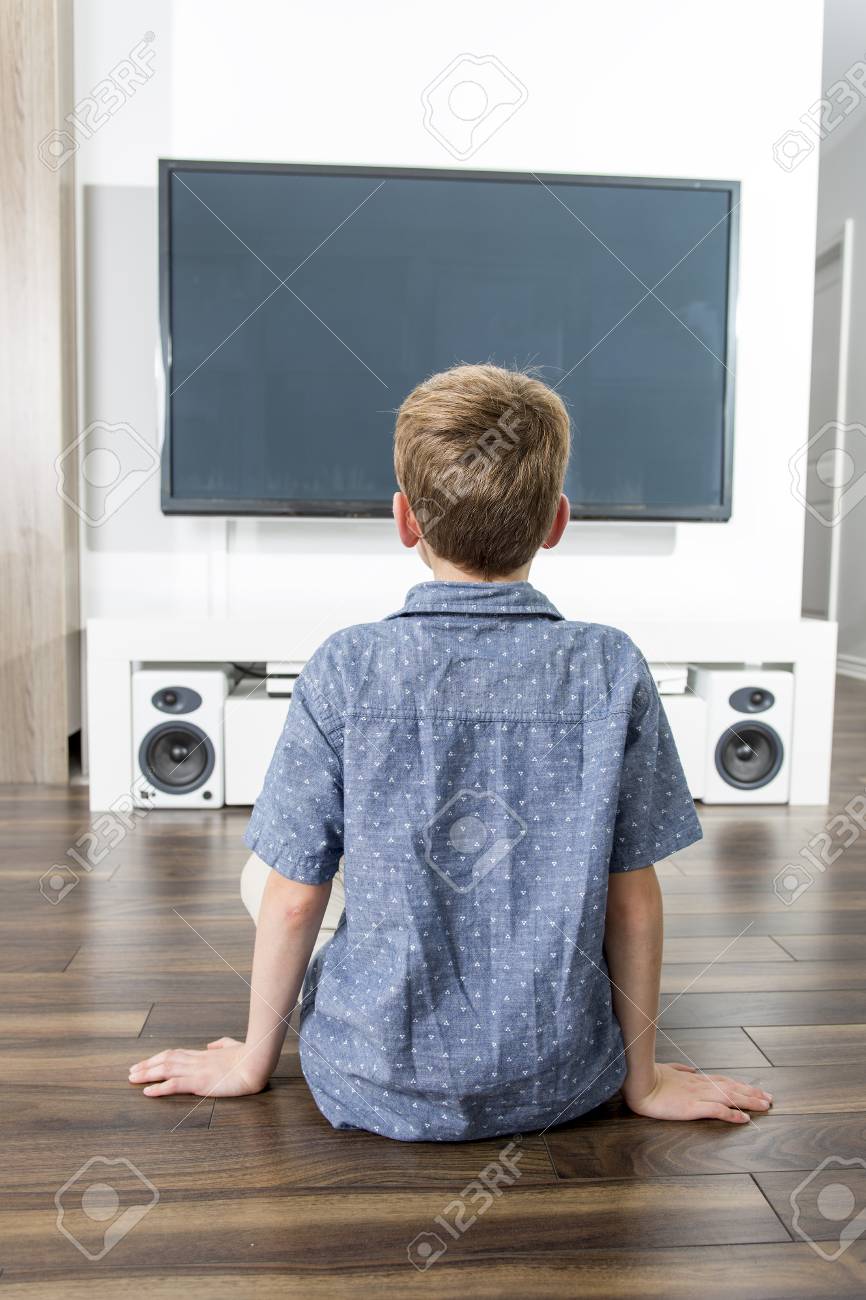 床に座って 映画を見て少年の後姿 の写真素材 画像素材 Image