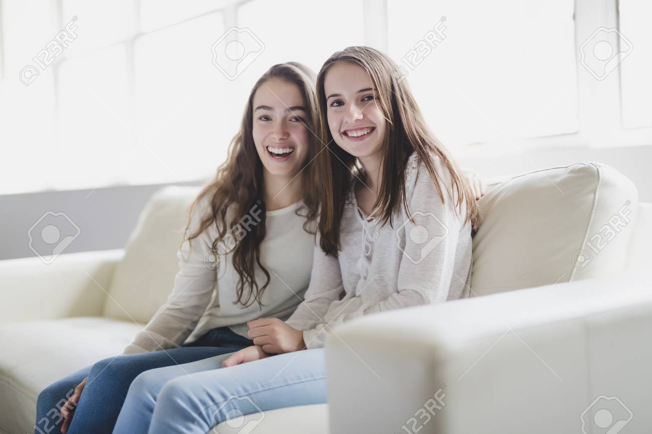 Zwei Junge Mädchen, Eine Blondine Und Eine Rothaarige Haben Spaß Mit Dem Kunststoff Zwei Junge Mädchen, Eine Blondine Und Eine Rothaarige Haben Spaß Mit Dem Kunststoff