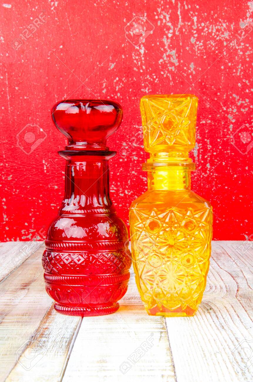 Colecao Dos Frascos Decorativos No Fundo De Madeira Vermelha Fotos Retratos Imagenes Y Fotografia De Archivo Libres De Derecho Image 56822413
